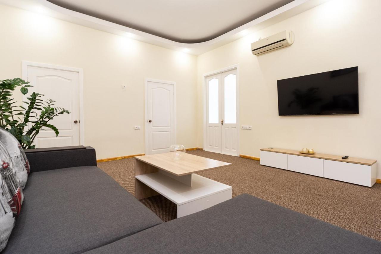 Apartment Center Of Odessa Luaran gambar